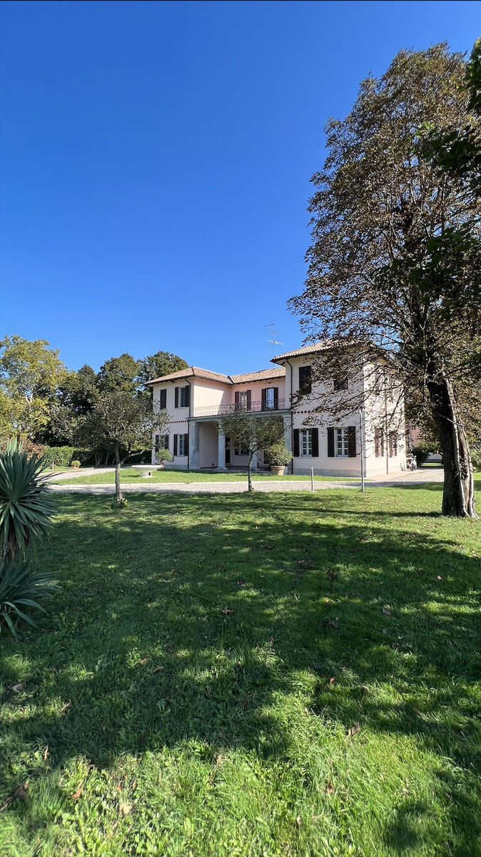 Il giardino e il parcheggio