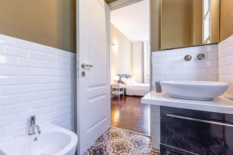 Il bagno con zona lavanderia